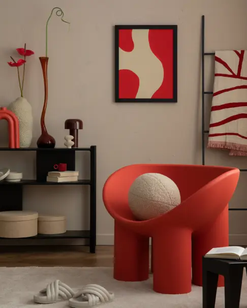 Salon moderne avec fauteuil rouge et déco minimaliste